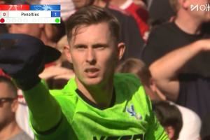 神器加持！头戴鸭舌帽的亨德森扑出麦卡点球后脱帽庆祝