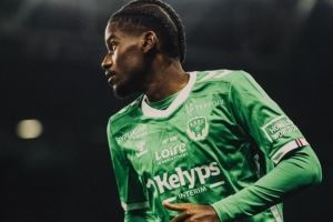 官方：圣埃蒂安执行选择买断条款，签下桑德兰中场埃克瓦