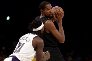 贝弗利：不管怎样杜兰特都能拿25分 我们防他时都是包夹