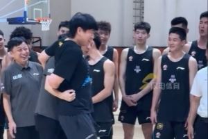 辽宁山东进行教学赛 两队合影环节杨鸣邱彪互相谦让&极限拉扯🤣