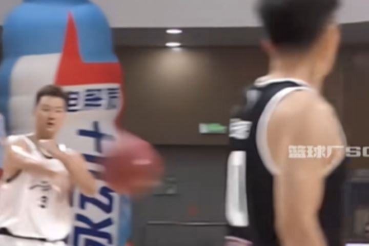 前中国男篮球员孟铎打野球将球砸向张照洋险引冲突 现已向其道歉