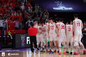 媒体人：中国男篮的拼劲真的没话说 这是全队共同努力的结果