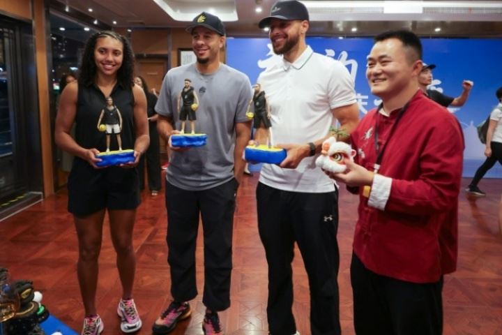 库里也来研磨下笔！库里更推：这趟中国行太让我感动了