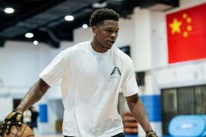 爱德华兹晒多张照片&和五星红旗合照：以爱为名！