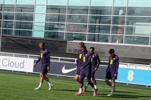 记者：英格兰24人全部参加训练，斯通斯因肌肉问题已经离队