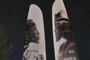 詹姆斯在结束成都站活动后 亲自来到成都双子塔前合影留念