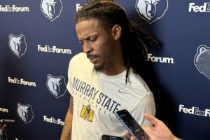 母校情节！莫兰特训练营穿大学T恤 还表示自己平时都穿母校的衣服