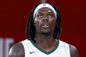 真挚的祝福！祝雄鹿球员克里斯-利文斯顿22岁生日快乐！🎂