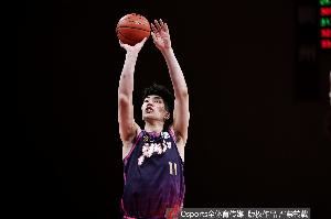 余嘉豪：CBA有时外援拿球 其他人可能就站在边上看&忘了该做的事