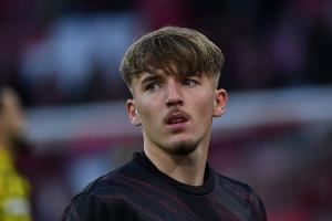 记者：拜仁对小将卡尔保持谨慎，不愿他陷入是否参加世界杯的争论