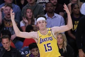 还有一节多！里夫斯已18罚17中 出手数和命中数都是生涯单场最高