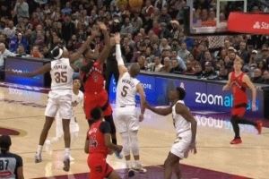 太激进了哥！骑士汤姆林剩0.4秒对巴雷特犯规 12分钟已经5犯...