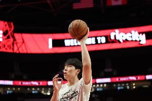 终于打成！杨瀚森拿到前场板 篮下脚步虚晃打板命中！